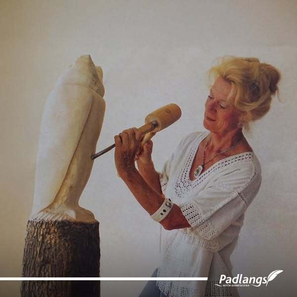 Ruth Wolter-Stijn carving her wood art