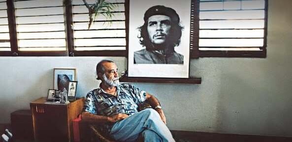 Photographer Alberto Korda next to the photo of Argentinian figure Che Guevara 